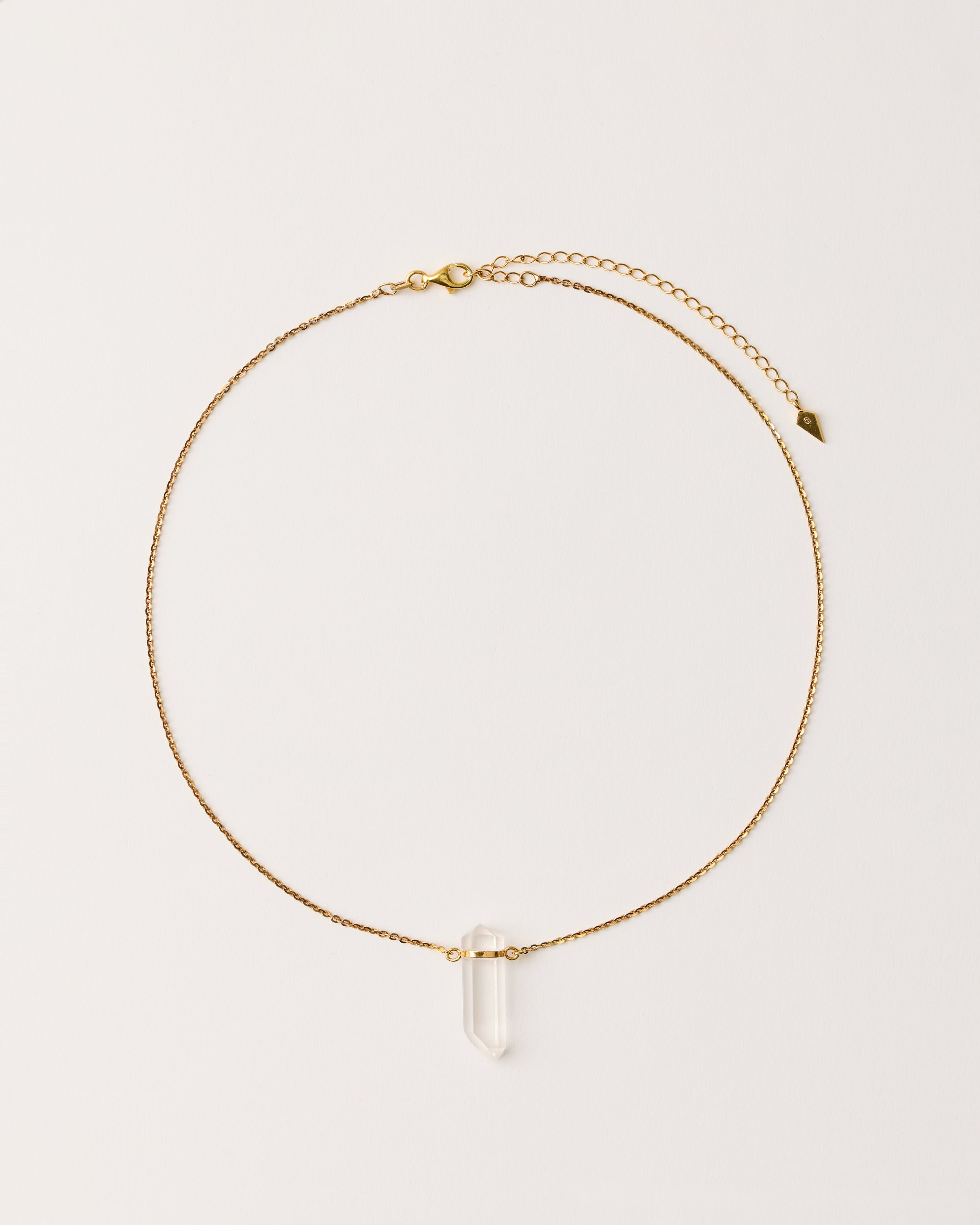 ENCARA Clear Quartz necklace with raw polished quartz point pendant, gold-plated silver solid anchor chain, 8 cm extension chain, arrowhead-shaped fantasy signature.