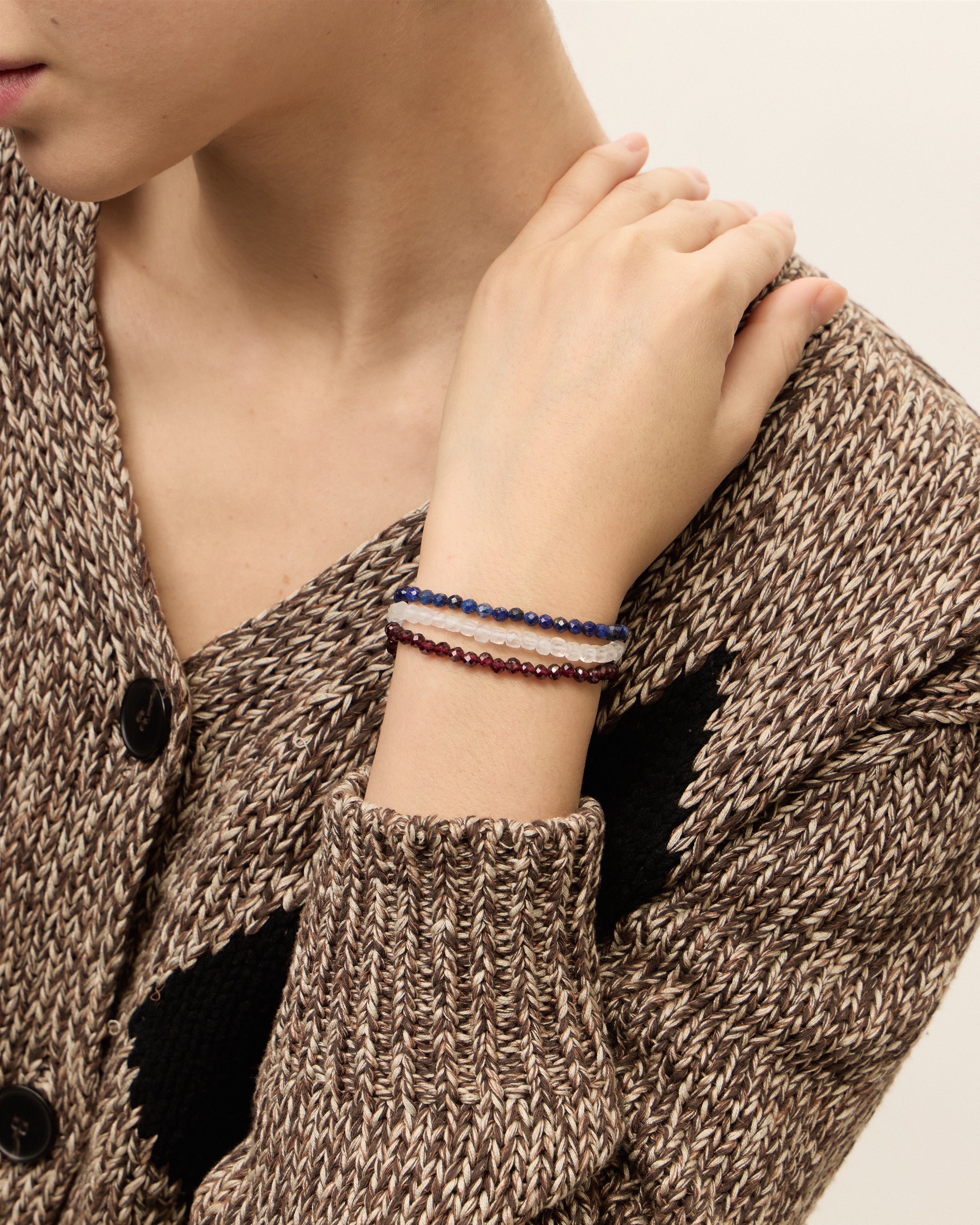 ETERNA NOCTA Lapis Lazuli / ETERNA INFERA Garnet / ETERNA LUNOR Moonstone bracelet with polished gold spiral bead, 4 cm extension chain and clasp, arrowhead-shaped fantasy signature, and 4 mm faceted lazurite / garnet / moonstone bead strand.