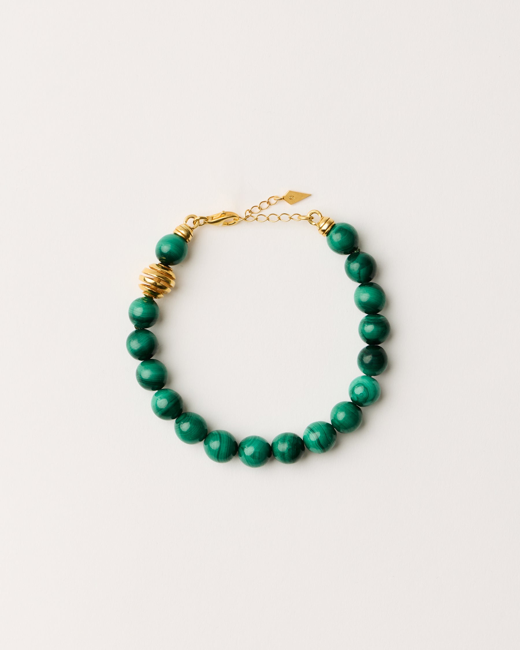 ETERNA VERDAN Malachite bracelet with polished gold-plated silver spiral bead, 4 cm extension chain and clasp, arrowhead-shaped fantasy signature, and 8 mm faceted malachite bead strand.