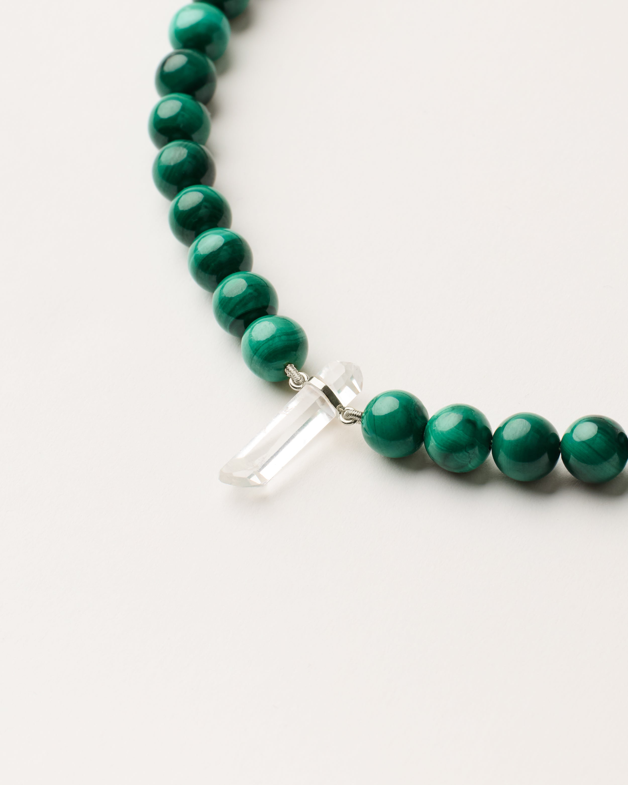 ENCARA VERDAN Malachite necklace with raw polished quartz point pendant, silver 8 cm extension chain and clasp, arrowhead-shaped fantasy signature, and 8 mm faceted malachite bead strand.