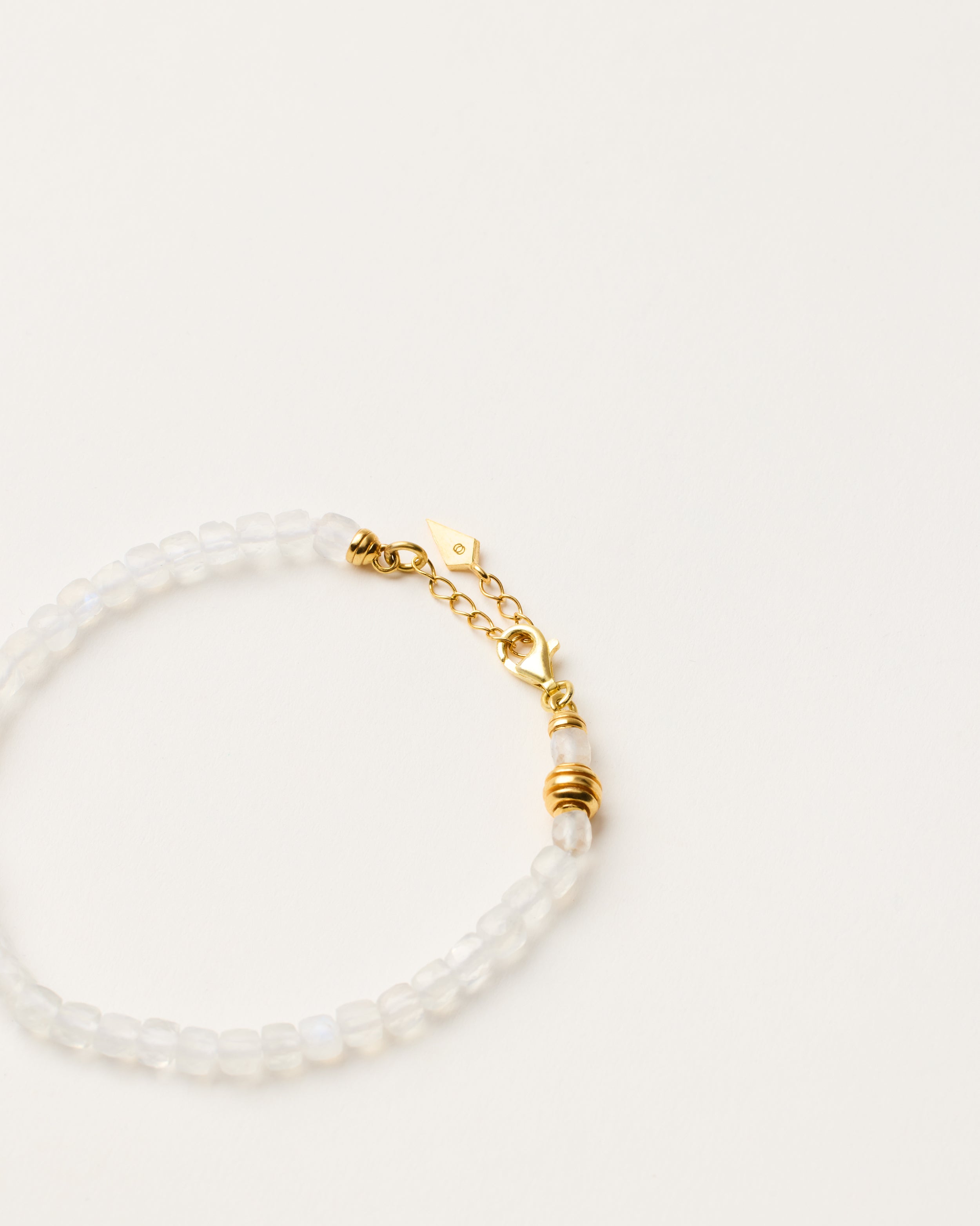 ETERNA LUNOR Moonstone bracelet with polished gold-plated silver spiral bead, 4 cm extension chain and clasp, arrowhead-shaped fantasy signature, and 4 mm faceted moonstone bead strand.