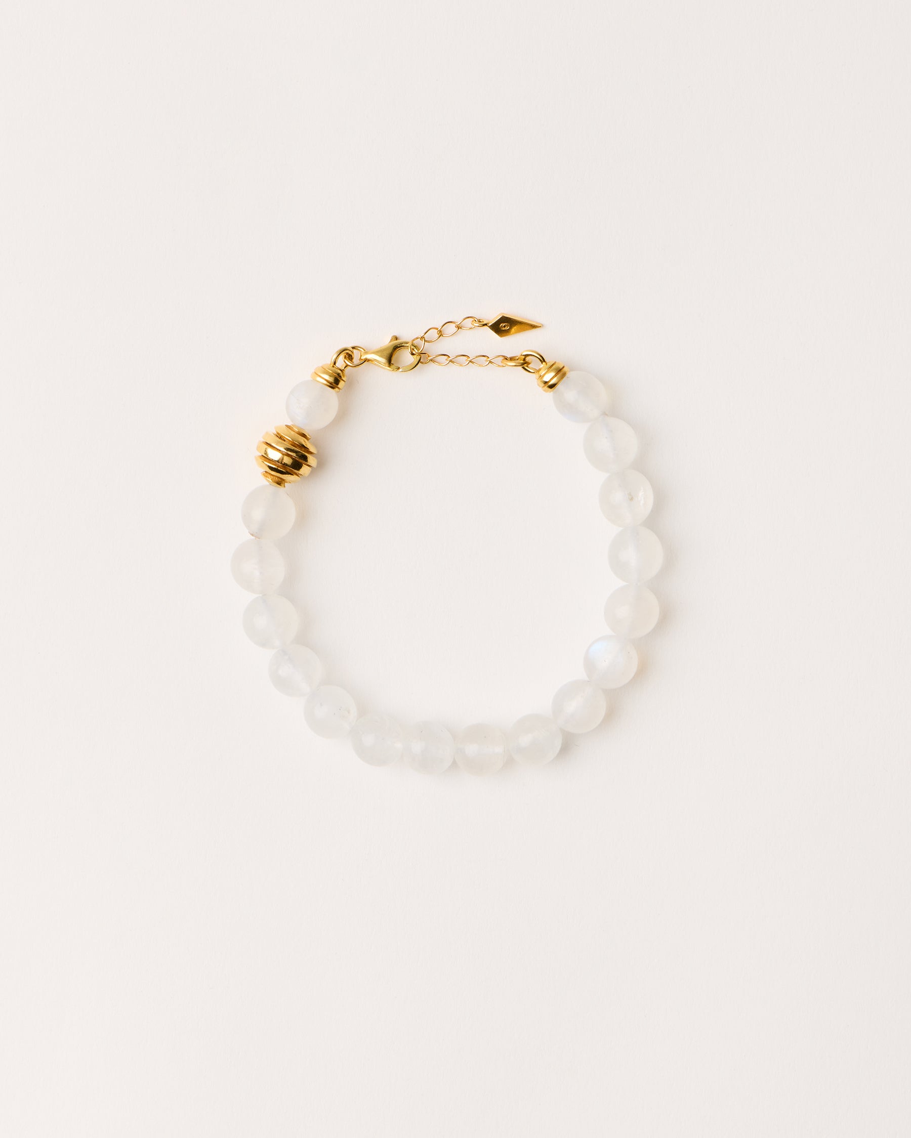 ETERNA LUNOR Moonstone bracelet with polished gold-plated silver spiral bead, 4 cm extension chain and clasp, arrowhead-shaped fantasy signature, and 8 mm faceted moonstone bead strand.