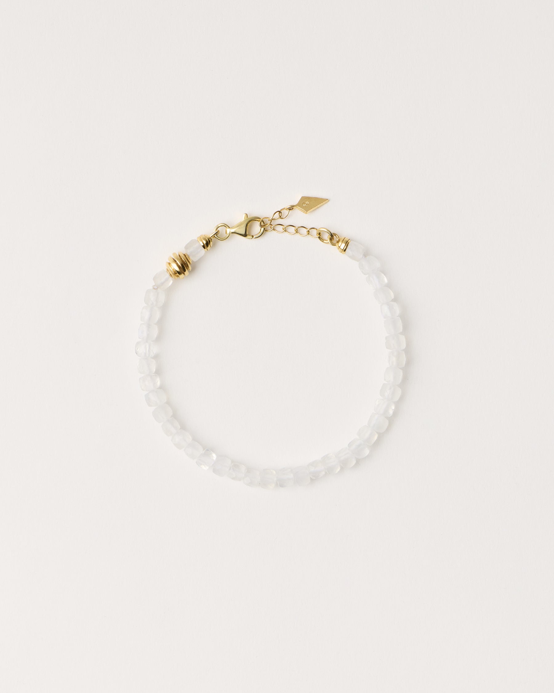 ETERNA LUNOR Moonstone bracelet with polished gold spiral bead, 4 cm extension chain and clasp, arrowhead-shaped fantasy signature, and 4 mm faceted moonstone bead strand.