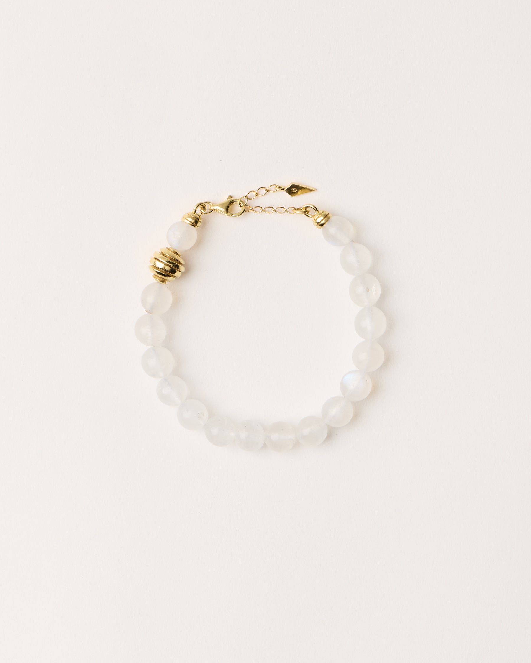 ETERNA LUNOR Moonstone bracelet with polished gold spiral bead, 4 cm extension chain and clasp, arrowhead-shaped fantasy signature, and 8 mm faceted moonstone bead strand.