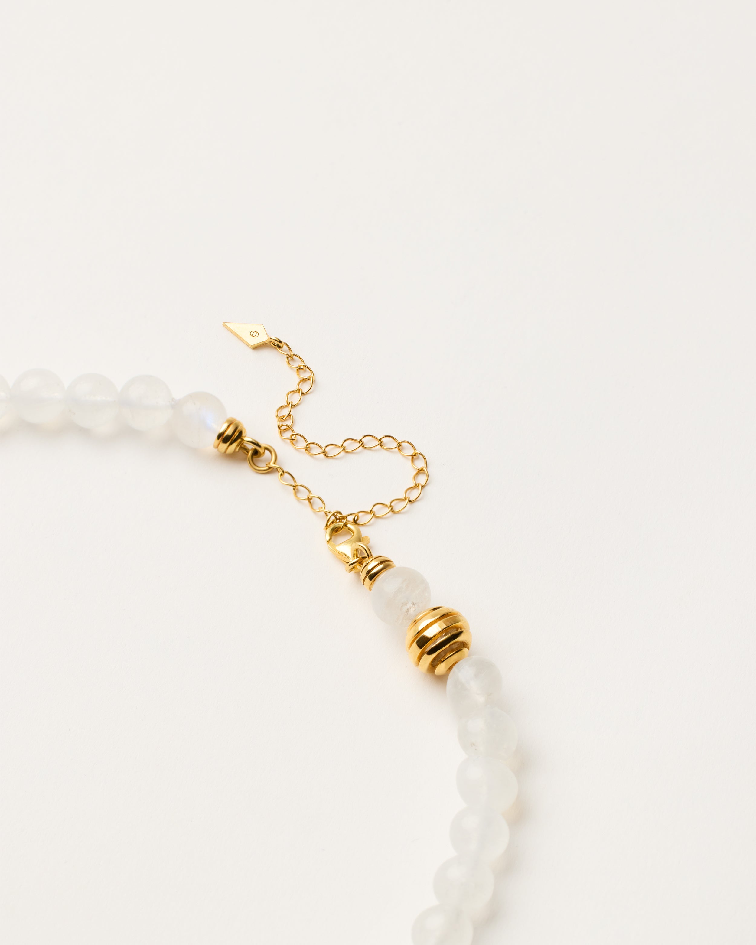 ETERNA LUNOR Moonstone necklace with polished gold-plated silver spiral bead, 8 cm extension chain and clasp, arrowhead-shaped fantasy signature, and 8 mm faceted moonstone bead strand.