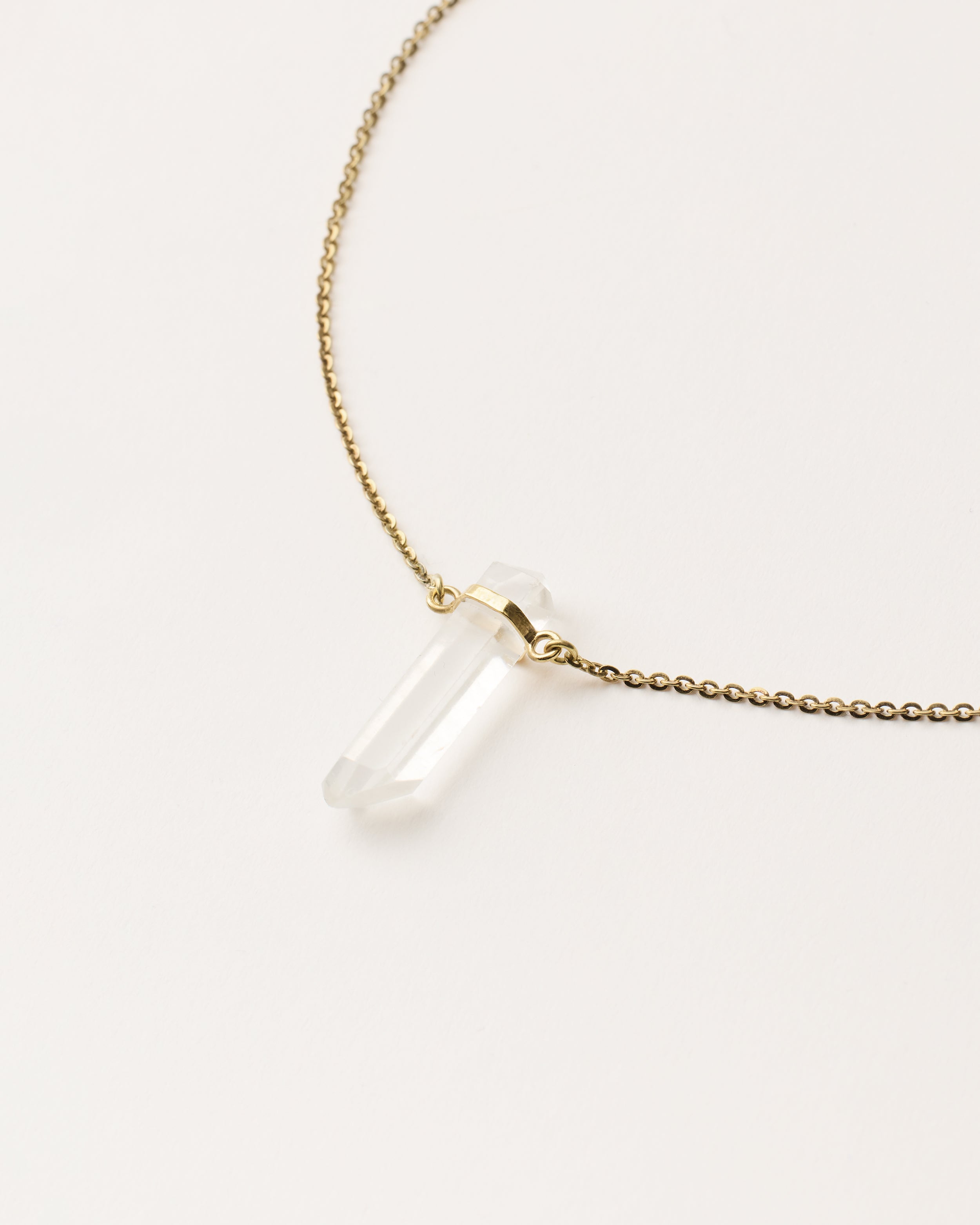 ENCARA Clear Quartz necklace with raw polished quartz point pendant, gold solid anchor chain, 8 cm extension chain, arrowhead-shaped fantasy signature.
