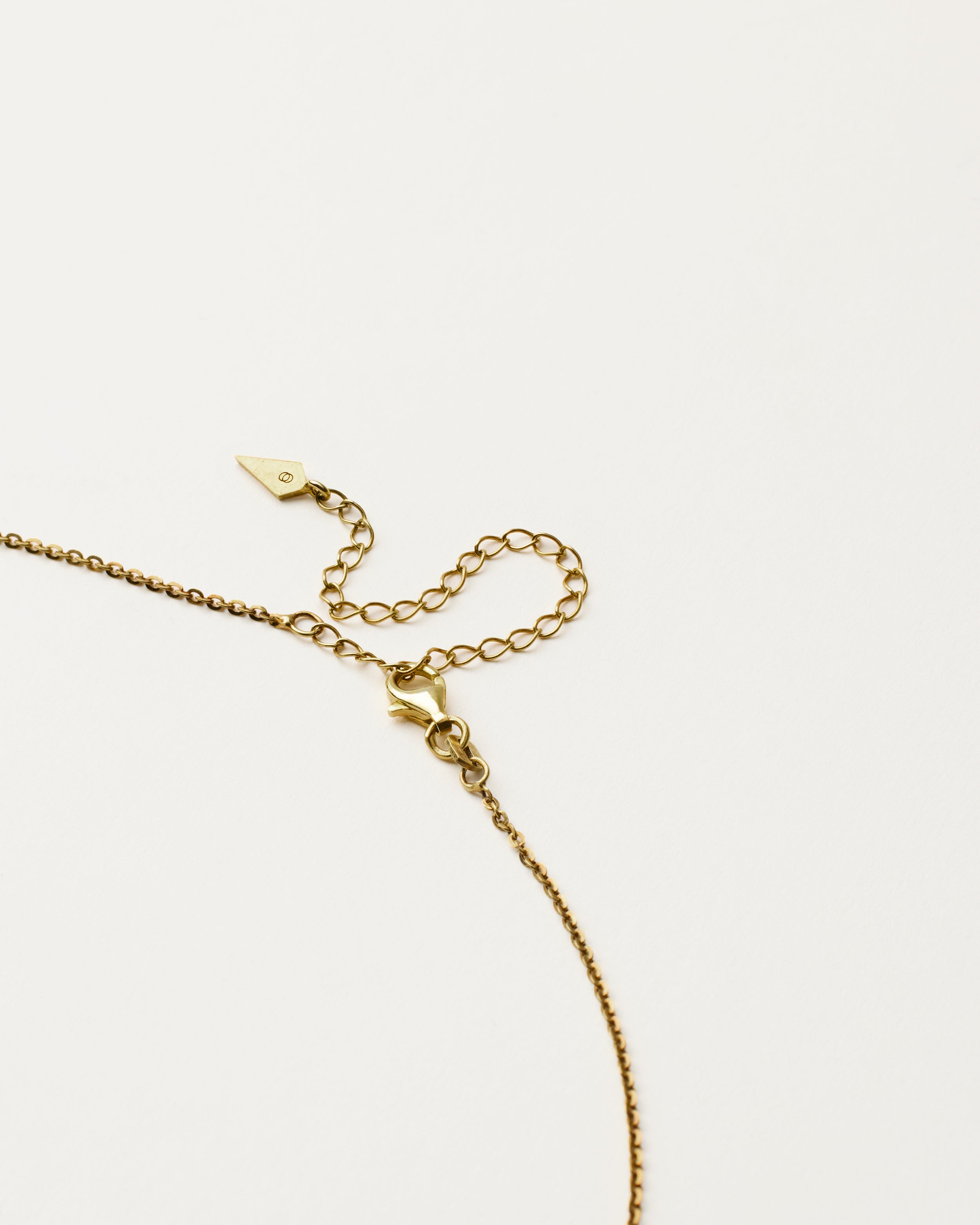 ENCARA Clear Quartz necklace with raw polished quartz point pendant, gold solid anchor chain, 8 cm extension chain, arrowhead-shaped fantasy signature.